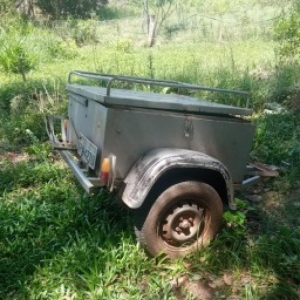 LOTE 002 - UM REBOQUE, MARCA R/ENGATCAR F500 2008/2008