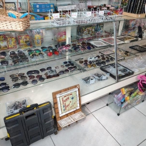 LOTE 002 - Um balcão vitrine