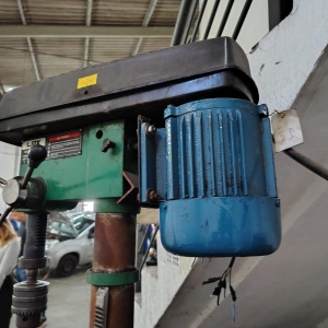 LOTE 015 - Máquina furadeira de bancada