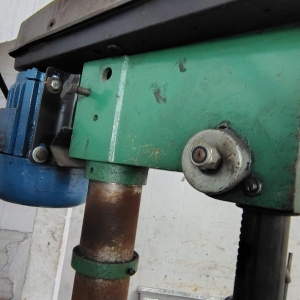 LOTE 015 - Máquina furadeira de bancada