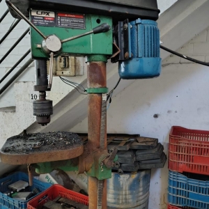 LOTE 015 - Máquina furadeira de bancada