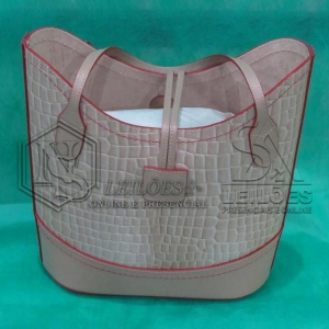 LOTE 001 - 05 (cinco) bolsas em couro