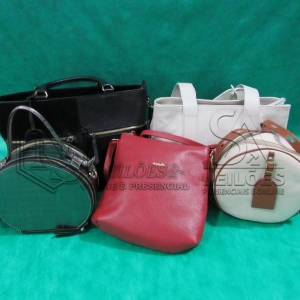 LOTE 011 - 06 (Seis) bolsas femininas em couro