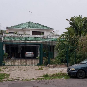 LOTE 022 - Casa de alvenaria com 455,12m² em Porto Alegre.