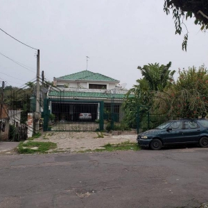 LOTE 022 - Casa de alvenaria com 455,12m² em Porto Alegre.
