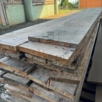 LOTE 009 - Quatro dúzias de tábuas de eucalipto, medindo 2,5 x 3 x 5,5m
