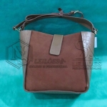 LOTE 005 - 05 (cinco) bolsas em couro