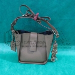 LOTE 006 - 05 (cinco) bolsas em couro