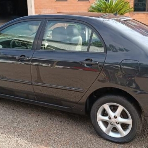 LOTE 010 - Toyota/Corolla XEI 1.8 VVT, placa KAT 0706, preto, ano/modelo 2003