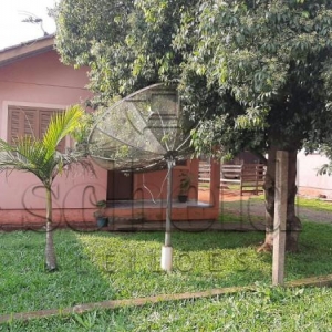 LOTE 015 - Área de 429,00m²,  contendo um prédio residencial de alvenaria com 45,60m² e uma casa de madeira construída nos fundos do terreno, localizada na Rua Edvino Schaeffer, nº 100, Loteamento Schwambach, bairro Canabarro, Teutônia/RS