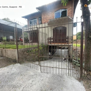 LOTE 001 - Área de 330,00m², contendo uma casa de alvenaria de 250m² dividida em três pavimentos (superior, térreo e subsolo), localizada na Avenida Monsenhor Scalabrini, nº 1.235, bairro Centro na cidade de Guaporé/RS
