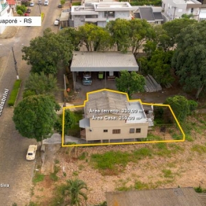 LOTE 001 - Área de 330,00m², contendo uma casa de alvenaria de 250m² dividida em três pavimentos (superior, térreo e subsolo), localizada na Avenida Monsenhor Scalabrini, nº 1.235, bairro Centro na cidade de Guaporé/RS