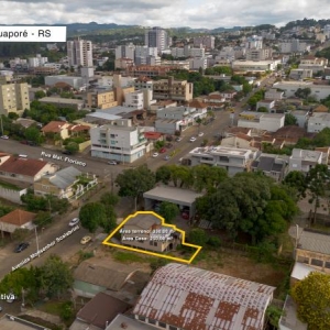 LOTE 001 - Área de 330,00m², contendo uma casa de alvenaria de 250m² dividida em três pavimentos (superior, térreo e subsolo), localizada na Avenida Monsenhor Scalabrini, nº 1.235, bairro Centro na cidade de Guaporé/RS