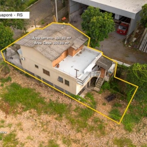 LOTE 001 - Área de 330,00m², contendo uma casa de alvenaria de 250m² dividida em três pavimentos (superior, térreo e subsolo), localizada na Avenida Monsenhor Scalabrini, nº 1.235, bairro Centro na cidade de Guaporé/RS