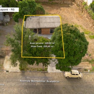 LOTE 001 - Área de 330,00m², contendo uma casa de alvenaria de 250m² dividida em três pavimentos (superior, térreo e subsolo), localizada na Avenida Monsenhor Scalabrini, nº 1.235, bairro Centro na cidade de Guaporé/RS