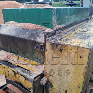 LOTE 004 - Serra múltipla bloqueadora, marca CVS, dois eixos, dois motores, um de 75CVs e outro de 50 CVs e mais um motor de avanço da madeira, com corte altura máxima de 20 cm e largura de 40 cm