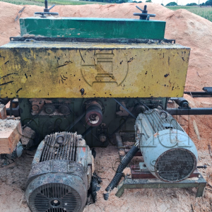 LOTE 004 - Serra múltipla bloqueadora, marca CVS, dois eixos, dois motores, um de 75CVs e outro de 50 CVs e mais um motor de avanço da madeira, com corte altura máxima de 20 cm e largura de 40 cm
