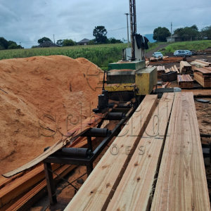 LOTE 004 - Serra múltipla bloqueadora, marca CVS, dois eixos, dois motores, um de 75CVs e outro de 50 CVs e mais um motor de avanço da madeira, com corte altura máxima de 20 cm e largura de 40 cm