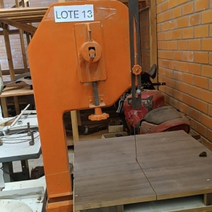 LOTE 017 - Serra fita adaptada para corte de madeira, cor vermelha