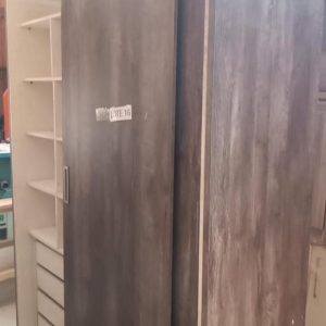 LOTE 020 - Dois roupeiros de hóspedes, um montado e outro desmontado, com chapas que aparentam ser de MDF 12 mm