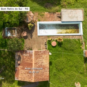 LOTE 011 - Área de 4.777,77m², contendo uma casa residencial de alvenaria com aproximadamente 300,39m², um quiosque de 38,40m² fechado com madeiras rústicas e duas piscinas, situado na Rua João Flávio Mallmann, n° 209, bairro Goiabeira, Bom Retiro do Sul/RS