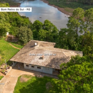 LOTE 011 - Área de 4.777,77m², contendo uma casa residencial de alvenaria com aproximadamente 300,39m², um quiosque de 38,40m² fechado com madeiras rústicas e duas piscinas, situado na Rua João Flávio Mallmann, n° 209, bairro Goiabeira, Bom Retiro do Sul/RS