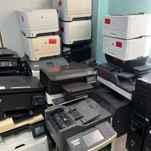 LOTE 001 - Lote composto por material de informática impressoras. Avaliado em R$ 500,00.
