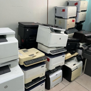 LOTE 001 - Lote composto por material de informática impressoras. Avaliado em R$ 500,00.
