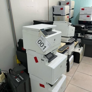 LOTE 001 - Lote composto por material de informática impressoras. Avaliado em R$ 500,00.