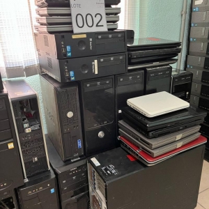 LOTE 002 - Lote composto por material de informática CPus e notebooks. Avaliado em R$ 680,00.
