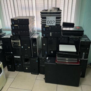 LOTE 002 - Lote composto por material de informática CPus e notebooks. Avaliado em R$ 680,00.