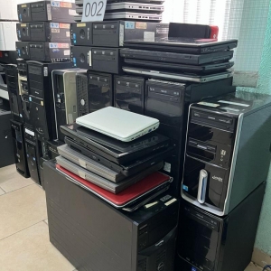 LOTE 002 - Lote composto por material de informática CPus e notebooks. Avaliado em R$ 680,00.