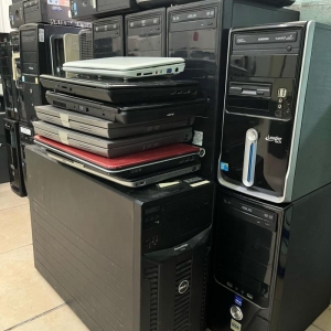 LOTE 002 - Lote composto por material de informática CPus e notebooks. Avaliado em R$ 680,00.
