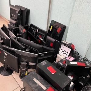 LOTE 004 - Lote composto por material de informática monitores, estabilizadores e nobreaks. Avaliado em R$ 350,00.