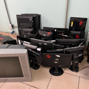 LOTE 004 - Lote composto por material de informática monitores, estabilizadores e nobreaks. Avaliado em R$ 350,00.