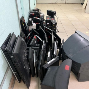 LOTE 004 - Lote composto por material de informática monitores, estabilizadores e nobreaks. Avaliado em R$ 350,00.
