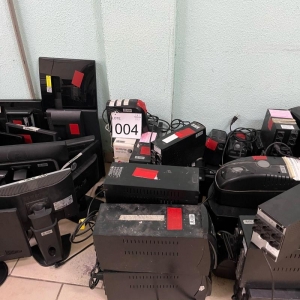 LOTE 004 - Lote composto por material de informática monitores, estabilizadores e nobreaks. Avaliado em R$ 350,00.