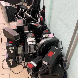 LOTE 004 - Lote composto por material de informática monitores, estabilizadores e nobreaks. Avaliado em R$ 350,00.