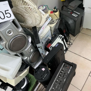 LOTE 005 - Lote composto por material de informática diversos. Avaliado em R$ 350,00.