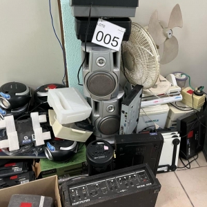 LOTE 005 - Lote composto por material de informática diversos. Avaliado em R$ 350,00.
