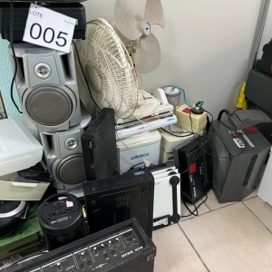 LOTE 005 - Lote composto por material de informática diversos. Avaliado em R$ 350,00.