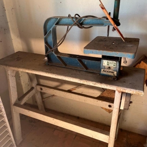 LOTE 011 - Máquina Serra Fita de madeira Rocco. Avaliada em R$ 220,00.