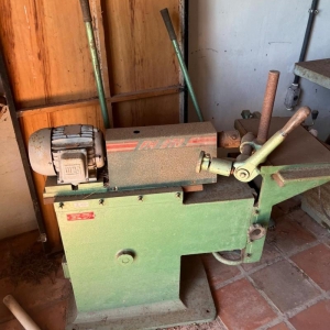 LOTE 012 - Máquina Torno de madeira antigo. Avaliado em R$ 100,00.
