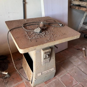 LOTE 013 - Maquina Plaina antiga de madeira. Avaliada em R$ 50,00.