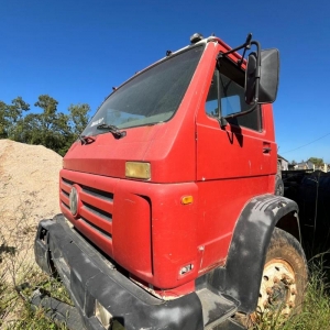 LOTE 017 - Caminhão VW/15.180, ano/modelo 2002/2002, placa IKU9158. Avaliado em R$ 800,00.