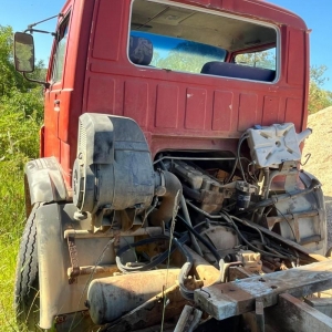 LOTE 017 - Caminhão VW/15.180, ano/modelo 2002/2002, placa IKU9158. Avaliado em R$ 800,00.