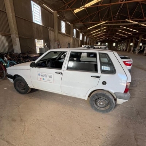 LOTE 021 - Veículo Fiat/ Uno Mille Economy, ano/modelo 2013/2013, placa IUV8545. Avaliado em R$ 3.500,00.