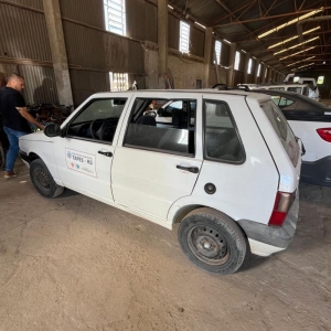 LOTE 021 - Veículo Fiat/ Uno Mille Economy, ano/modelo 2013/2013, placa IUV8545. Avaliado em R$ 3.500,00.