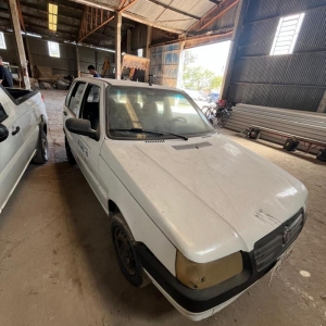 LOTE 021 - Veículo Fiat/ Uno Mille Economy, ano/modelo 2013/2013, placa IUV8545. Avaliado em R$ 3.500,00.