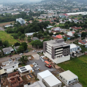 LOTE 001 - Apartamento n° 502 com área real privativa de 174,42m² + Box de Estacionamento n° 103 com área real privativa de 33,83m²,  localizados no Edifício Solar de Fátima, sito a Rua 21 de Abril, n° 398, Roca Sales/RS